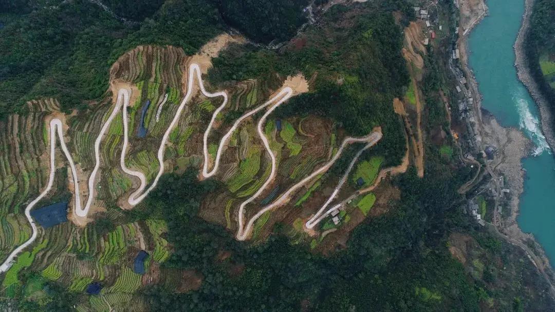美麗公路丨“車(chē)在江邊走，人在畫(huà)中游”的怒江大峽谷公路