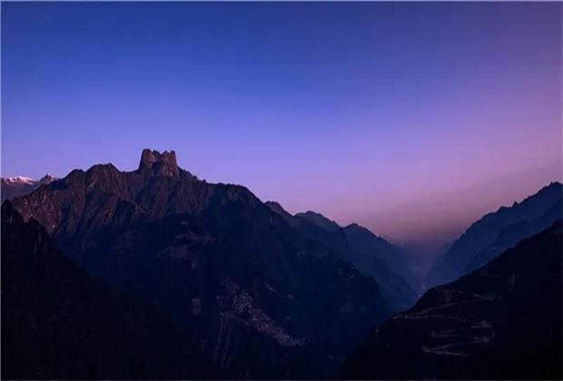 怒江會(huì)議旅游：來福貢觀山看水，聽雨聲